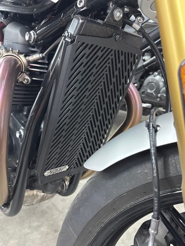 Customer photo review of Triumph Radiator Guard - 2016+ Triumph Speed Twin, Thruxton R / 1200, Bonneville T100, T120, Street Twin / Cup / Scrambler