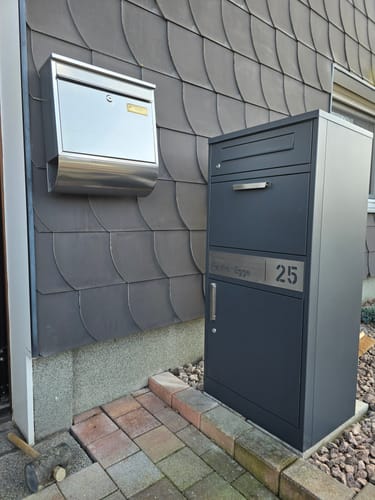 Customer photo review of AlbersDesign Stand-Paketbox PB1 anthrazit (RAL7016) personalisiert mit Edelstahl-Schild