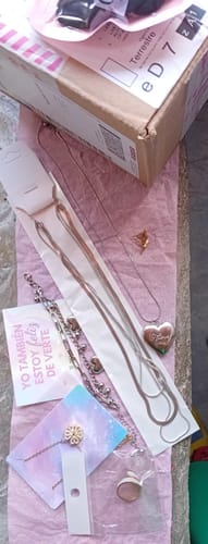 Customer photo review of Aretes de flores negras pequeñas- acero inoxidable