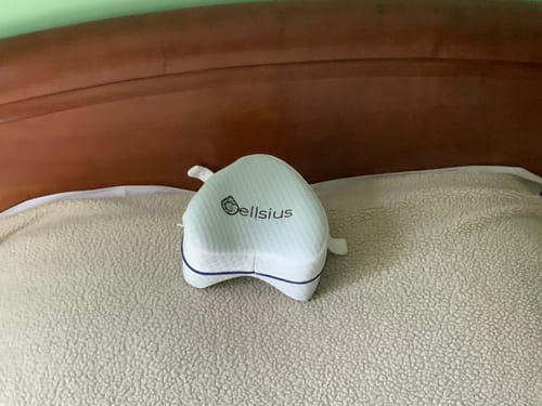 Avis photo d'un client sur Coussin Orthopédique Genoux Cellsius - Le secret d'un sommeil sans douleur