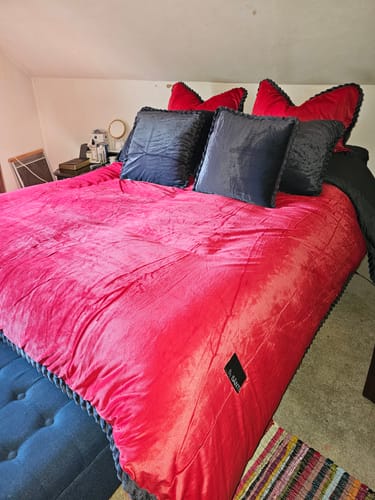 Customer photo review of Amorgos Fine Velvet Bedding Set