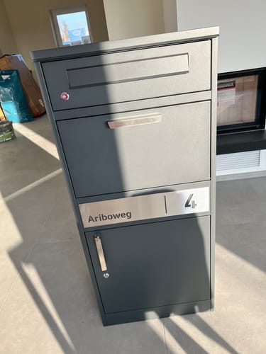 Customer photo review of AlbersDesign Stand-Paketbox PB1 anthrazit (RAL7016) personalisiert mit Edelstahl-Schild