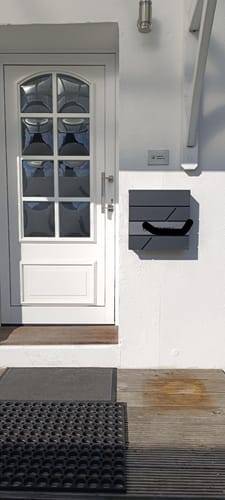 Customer photo review of AlbersDesign Briefkasten B1 Eisenglimmer (DB703) personalisiert mit Edelstahl-Schildern