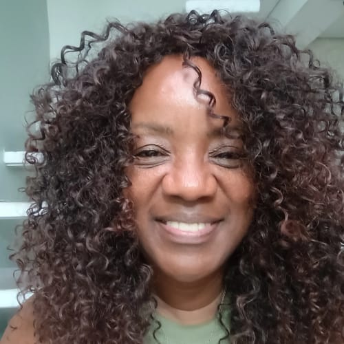 Customer photo review of Peruca Sabrina Cacheada Castanha