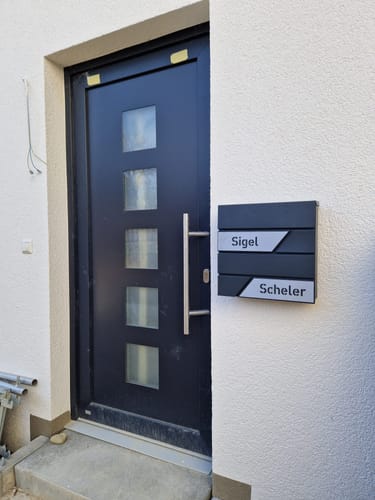Customer photo review of AlbersDesign Briefkasten B1 anthrazit (RAL7016) personalisiert mit Edelstahl-Schildern