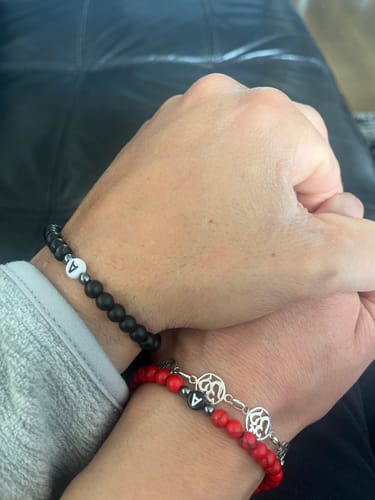 Reseña con foto de un cliente sobre Pulseras de Distancia con iniciales.