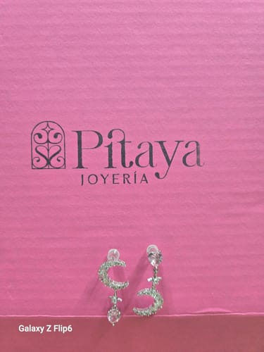 Customer photo review of Aretes Asimétricos Luna de Amor Rosa