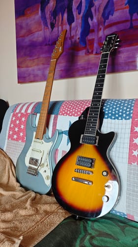 Customer photo review of Donner DST-550 Chitarra elettrica ST da 39 pollici con pickup HSS e corpo in pioppo massello a doppio taglio