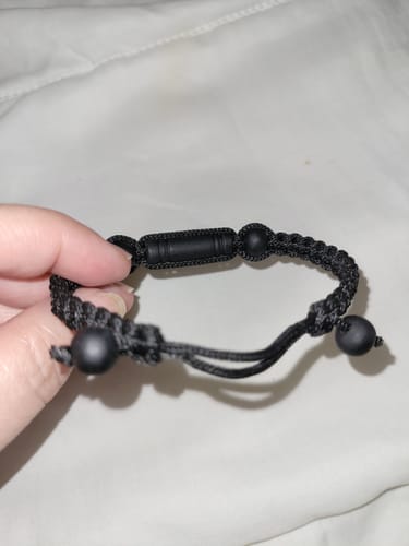 Customer photo review of Bracelets Sai Sin d'invulnérabilité avec perles en minerai de Lek Namphi.