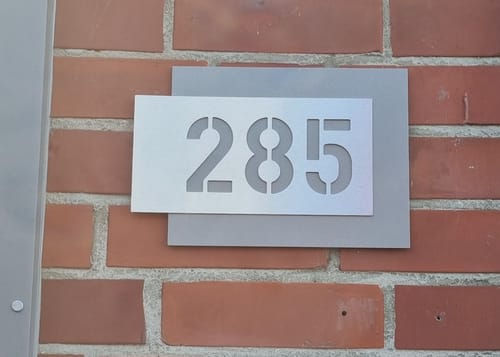 Customer photo review of Edelstahl-Hausnummer, mit 3D Effekt, Rückwand pulverbeschichtet in RAL9007, Frontblende in Edelstahl