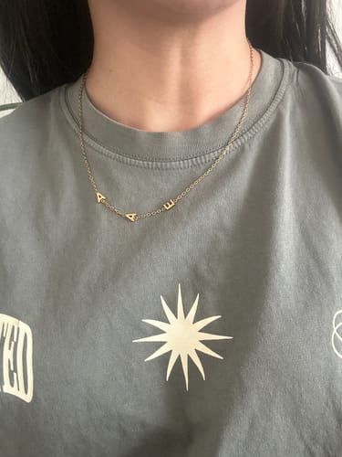 Customer photo review of Collar con iniciales personalizadas en horizontal