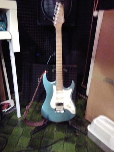 Customer photo review of Donner DST-550 39 Zoll ST E-Gitarre, HSS-Tonabnehmer, Korpus aus massivem Double-Cut-Pappelholz