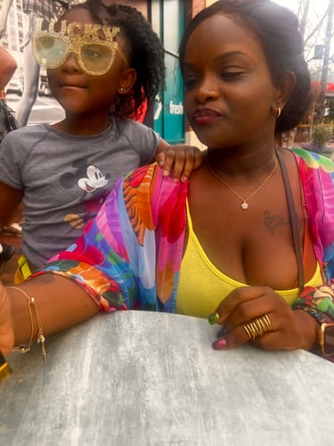 Customer photo review of CurlyMe Pre-bleached Kinky Straight Hair Wear Go Glueless Wig 7x5 Pre-cut HD Lace Pre-plucked