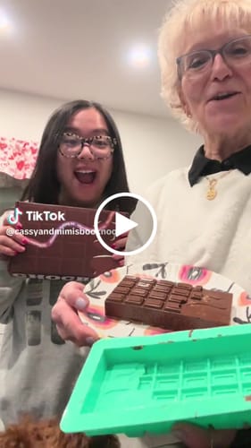 Customer video review of Pistachio Knafeh Stuffed Chocolate Kit With Reusable Chocolate Bar Mold