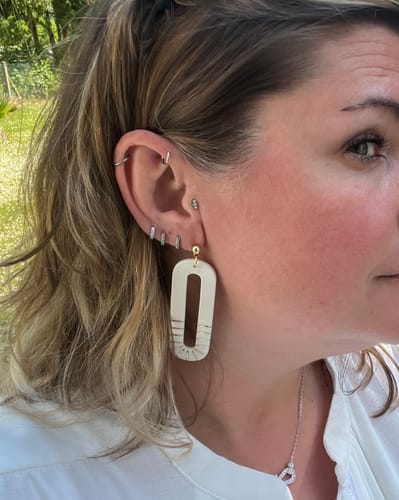 Mailys C. review of Boucles d'oreilles ovale allongé, blanc et or image 1 out of 1