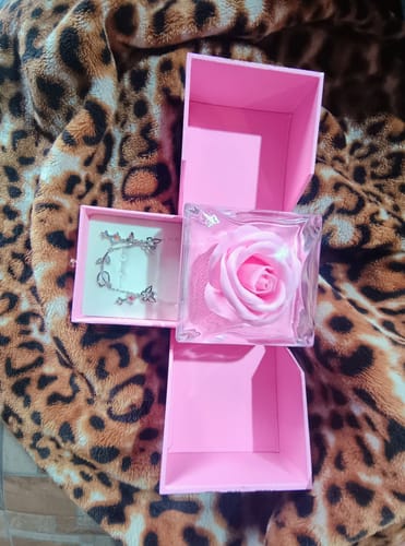 Customer photo review of Caja de Regalo Rosa Eterna