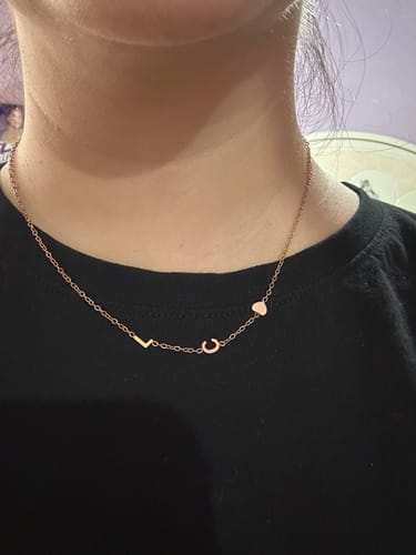 Customer photo review of Collar con iniciales personalizadas en horizontal