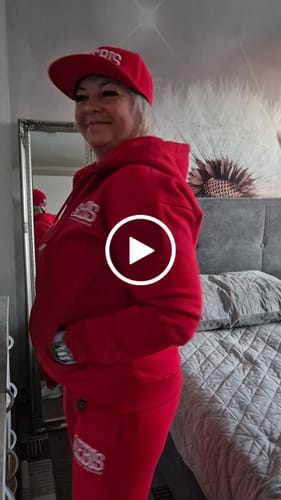 Customer video review of Lifestyle Damen Jogginghose rot mit Stickerei by SAEBIS®