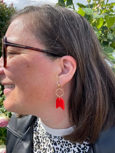 Linda R. review of Petites boucles tulipe, rouge image 1 out of 1