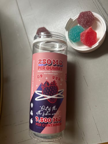 Customer photo review of D9 & VVS DIAMONDS • 250MG VEGAN GUMMIES • BLITZ BERRY
