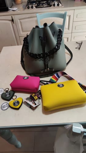 undefined review of Pochette image 1 out of 1