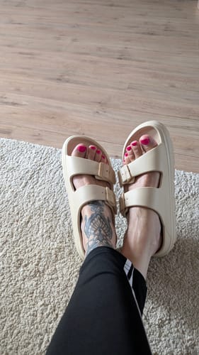 Customer photo review of HappyFlops Limited Editions