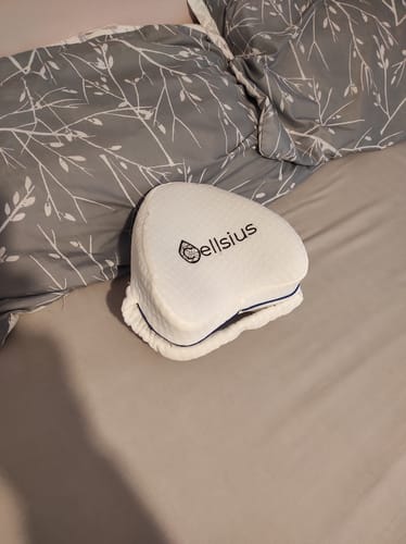 Avis photo d'un client sur Coussin Orthopédique Genoux Cellsius - Le secret d'un sommeil sans douleur