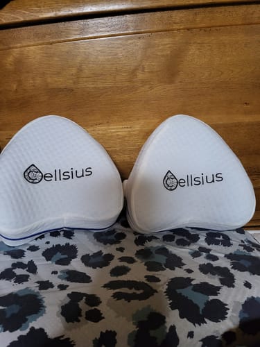Avis photo d'un client sur Coussin Orthopédique Genoux Cellsius - Le secret d'un sommeil sans douleur
