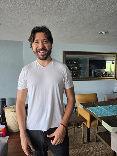 Customer photo review of Playera de Bambú Cuello-V Hombre