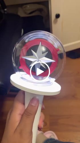 Customer video review of STRAY KIDS - OFFICIAL LIGHT STICK VER.2