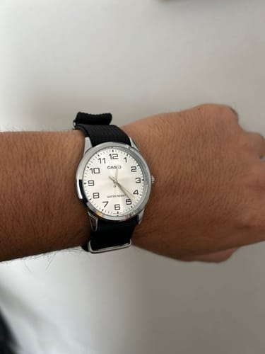 Reseña con foto de un cliente sobre Correa Nato Dando La Hora Negro