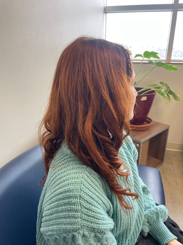 Reseña con foto de un cliente sobre Henna Jamila Hair - Cobrizo Natural y Duradero 👩🏼🦰