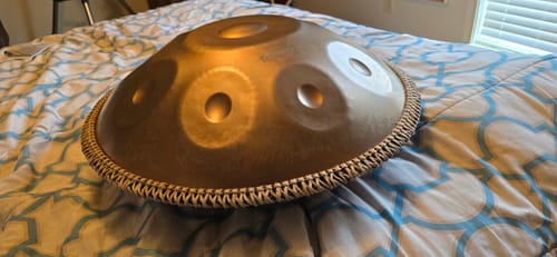 Customer photo review of Cosmos Handpan - Double-Sided 17-Notes in D Minor - Tambourine Golden Elegance Gift Set