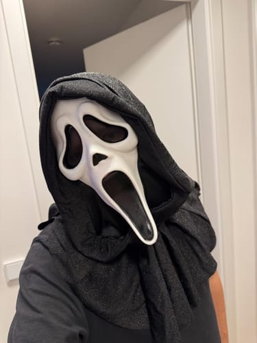 Customer photo review of Máscara GhostFace Original Funworld - Edição 25 Anos