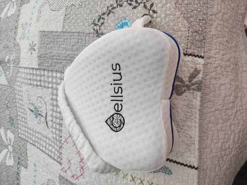 Avis photo d'un client sur Coussin Orthopédique Genoux Cellsius - Le secret d'un sommeil sans douleur