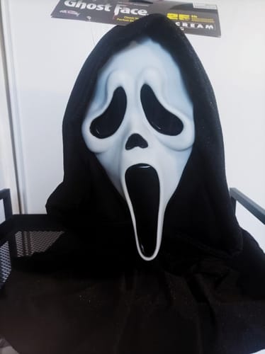 Customer photo review of Máscara GhostFace Original Funworld - Edição 25 Anos