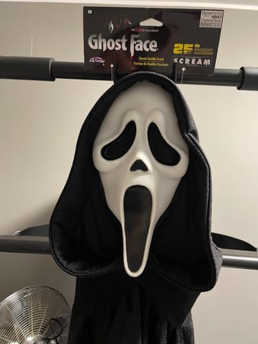 Customer photo review of Máscara GhostFace Original Funworld - Edição 25 Anos