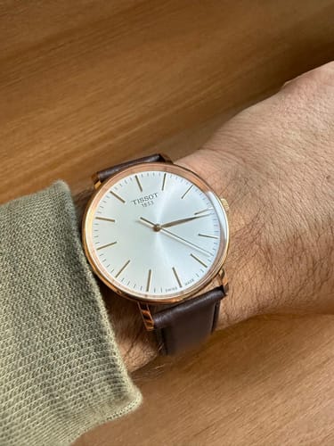 Reseña con foto de un cliente sobre Reloj Tissot Everytime T143.410.36.011.00 Quartz 40mm