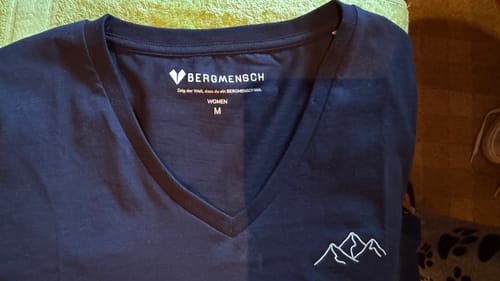 Customer photo review of Bergsilhouette (Stick) - Damen Premium Organic V-Neck Shirt
