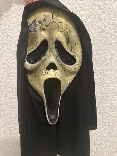 Customer photo review of Ghost Face Máscara Envelhecida - Original Fun World