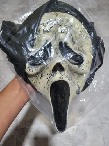 Customer photo review of Ghost Face Máscara Envelhecida - Original Fun World