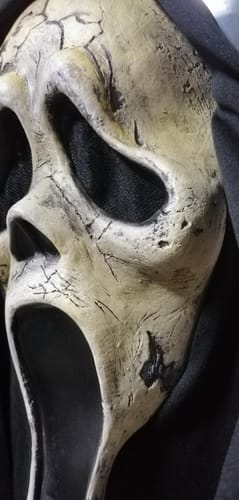 Customer photo review of Ghost Face Máscara Envelhecida - Original Fun World