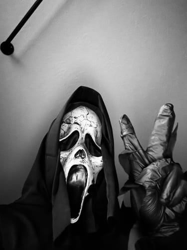 Customer photo review of Ghost Face Máscara Envelhecida - Original Fun World