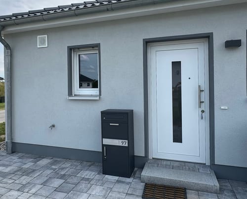 Customer photo review of Paketbox PB1 mit Briefkasten | anthrazit - RAL7016 | personalisiert mit Edelstahl-Schild