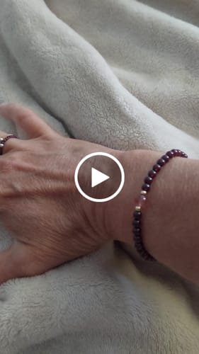 Customer video review of Rubin Armband - Perlen geschliffen