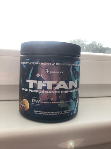 Zákaznická recenze s fotkou produktu Titan Pre-workout