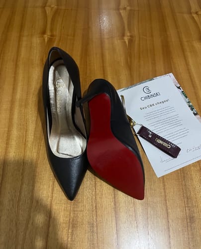 Customer photo review of Scarpin Salto Fino Alto Sola Vermelha Couro Preto CBK