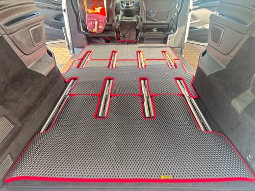Customer photo review of Fußmatten für Van - Komplettset und Kofferraumwanne