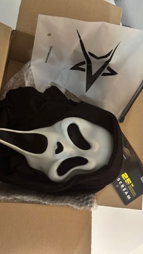 Customer photo review of Máscara GhostFace Original Funworld - Edição 25 Anos