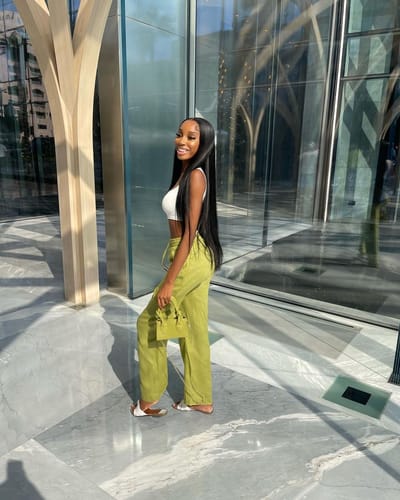 Customer photo review of Silky Straight Glueless Wig Invisible Small Knots 5x5 Swiss HD Pre-Cut Lace 180% Density